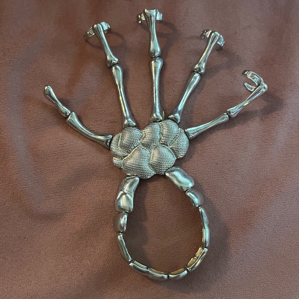 🛍️ Skeleton hand jewelry bracelet ring